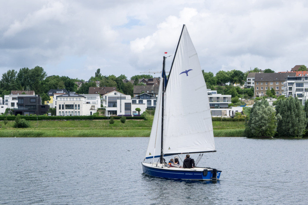 Segelboot Kreuzknoten von schräg hinten