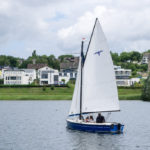 Segelboot Kreuzknoten von schräg hinten
