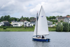 Segelboot Kreuzknoten von schräg hinten