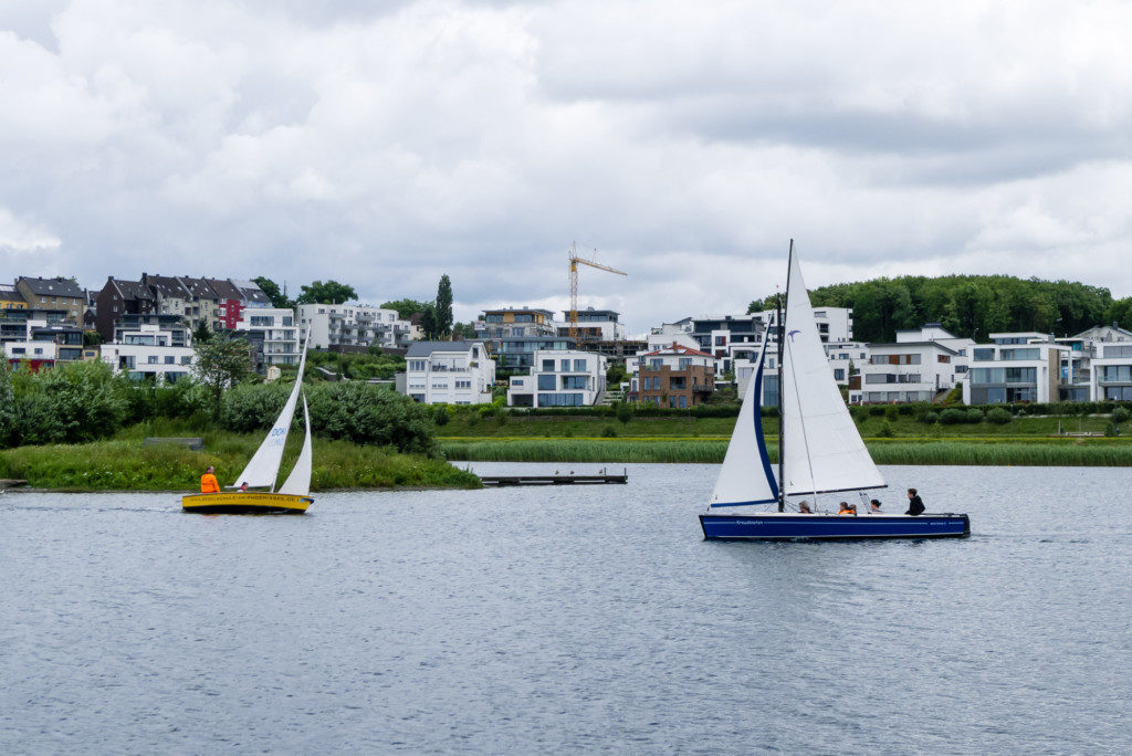 Zwei Boote vor der Insel im Phoenixsee
