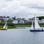 Zwei Boote vor der Insel im Phoenixsee