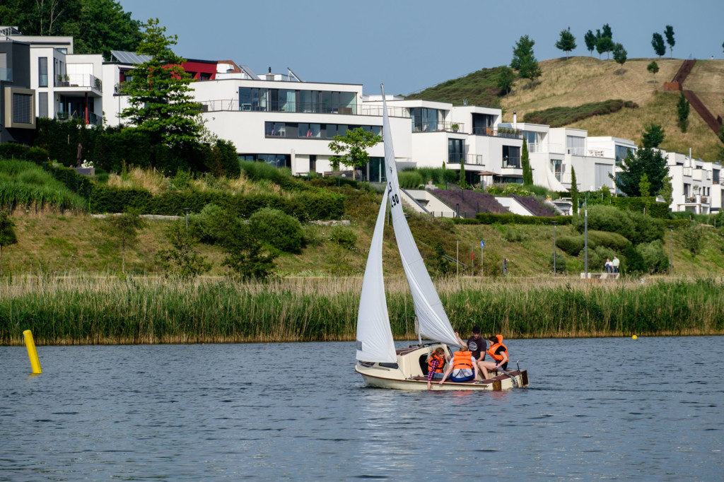 Segelboot vor dem Nordufer des Phoenix-Sees
