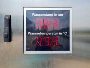 Anzeige am Steg: Wasserstand 4,63 m, Temperatur 17,1 Grad Celsius