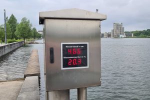 Anzeige am Steg: Wassertife 466 cm, Temperatur 20,3 Grad Celsius