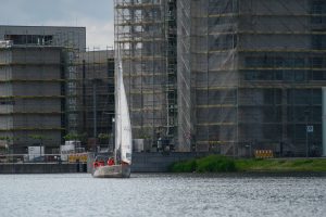 Die A. Noah vor der Baustelle im Nordwesten des Teichs