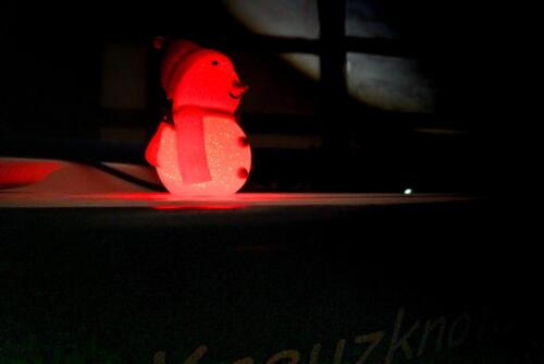 Rotbeleuchteter Schneemann