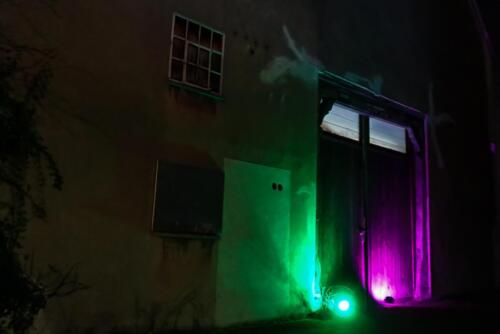 Scheunentor in grün und lila beleuchtet